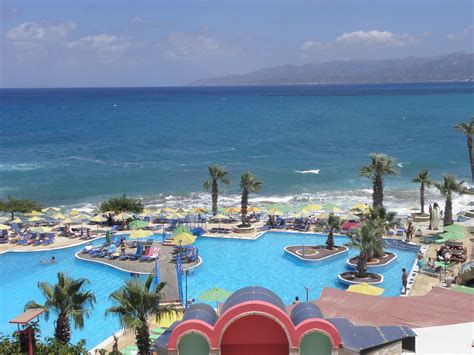 ERI BEACH & VILLAGE .